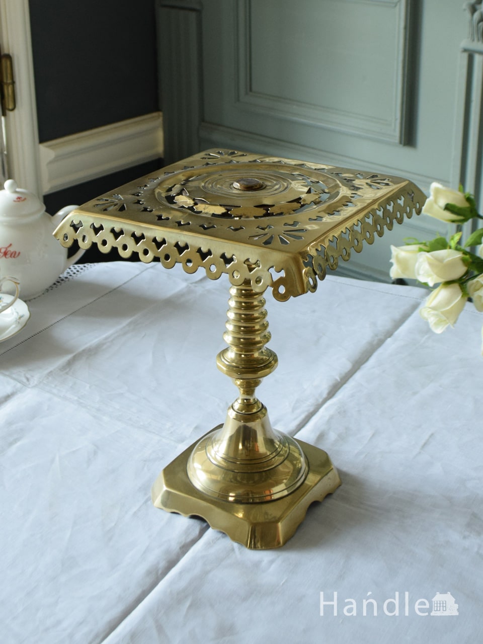 アンティークの真鍮製の雑貨、レースのような透かし模様が美しいケトル