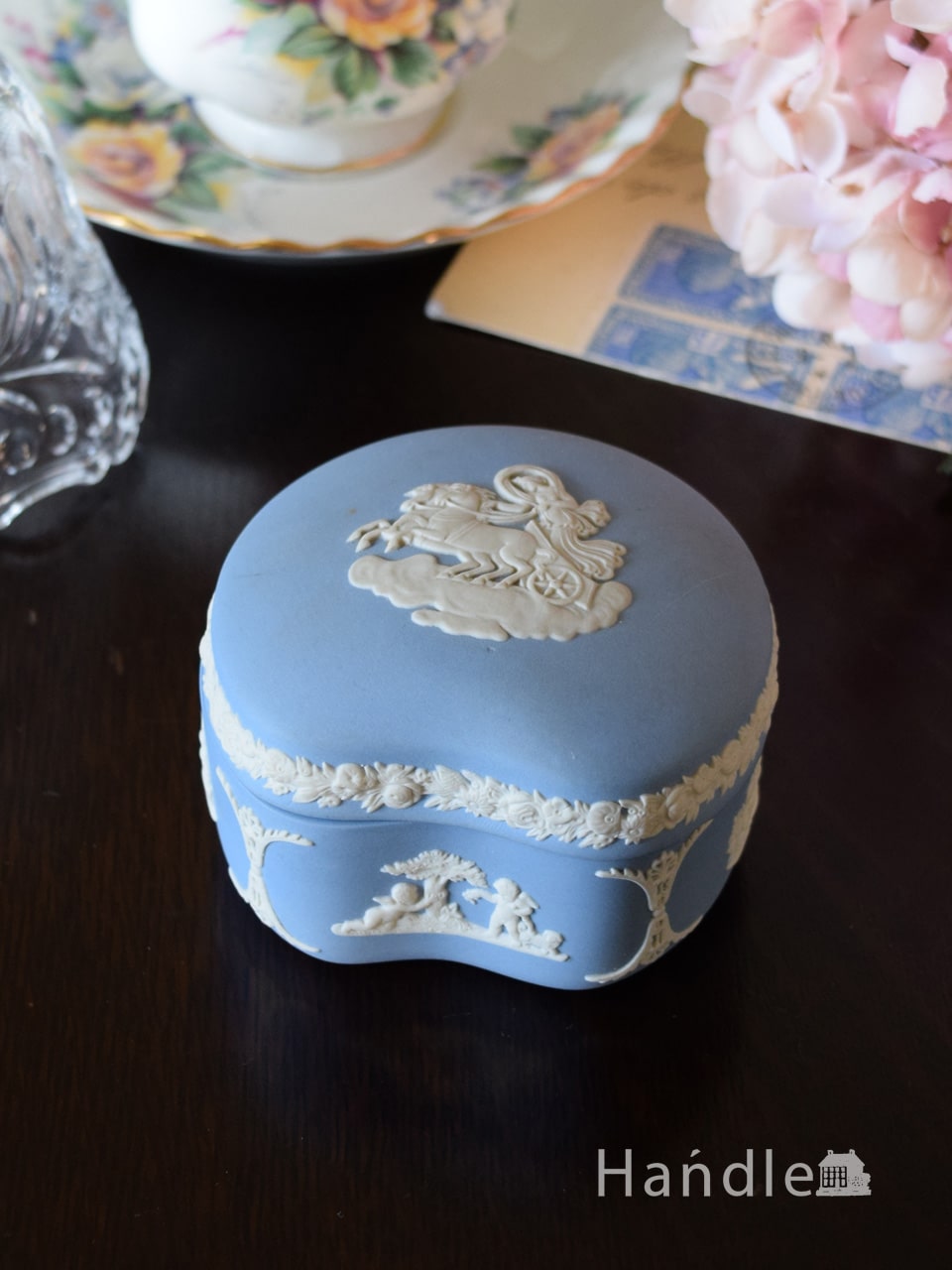 英国アンティークのジャスパーウェア、ウェッジウッドのフタ付きの小物