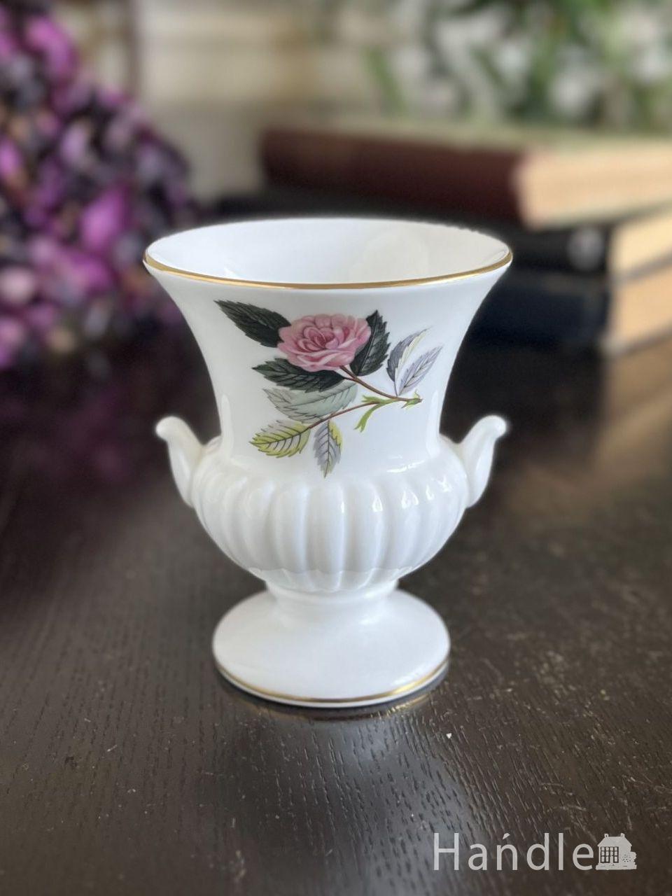 ウェッジウッドのハサウェイローズシリーズの花器、壺の形をした