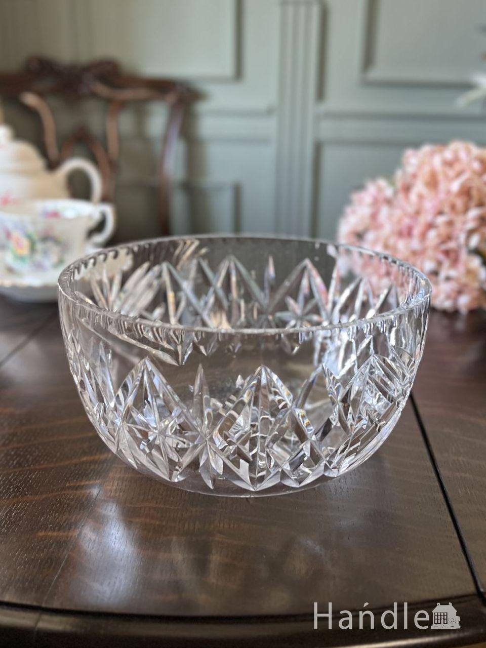 英国アンティークガラスの美しい食器、幾何学模様の型押しが輝く