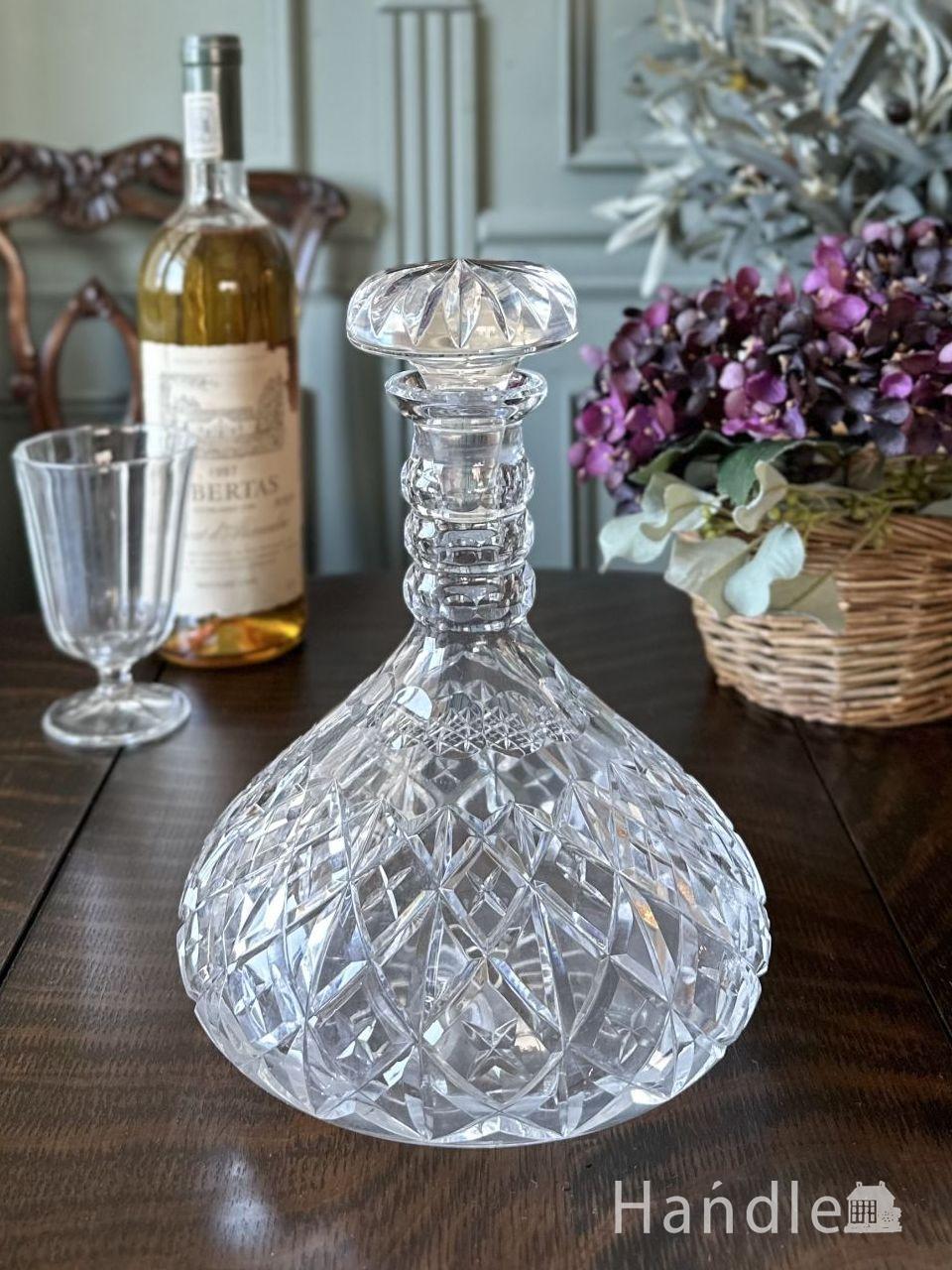 英国アンティークのプレスドグラス、大きなダイヤ形の型押しのガラス