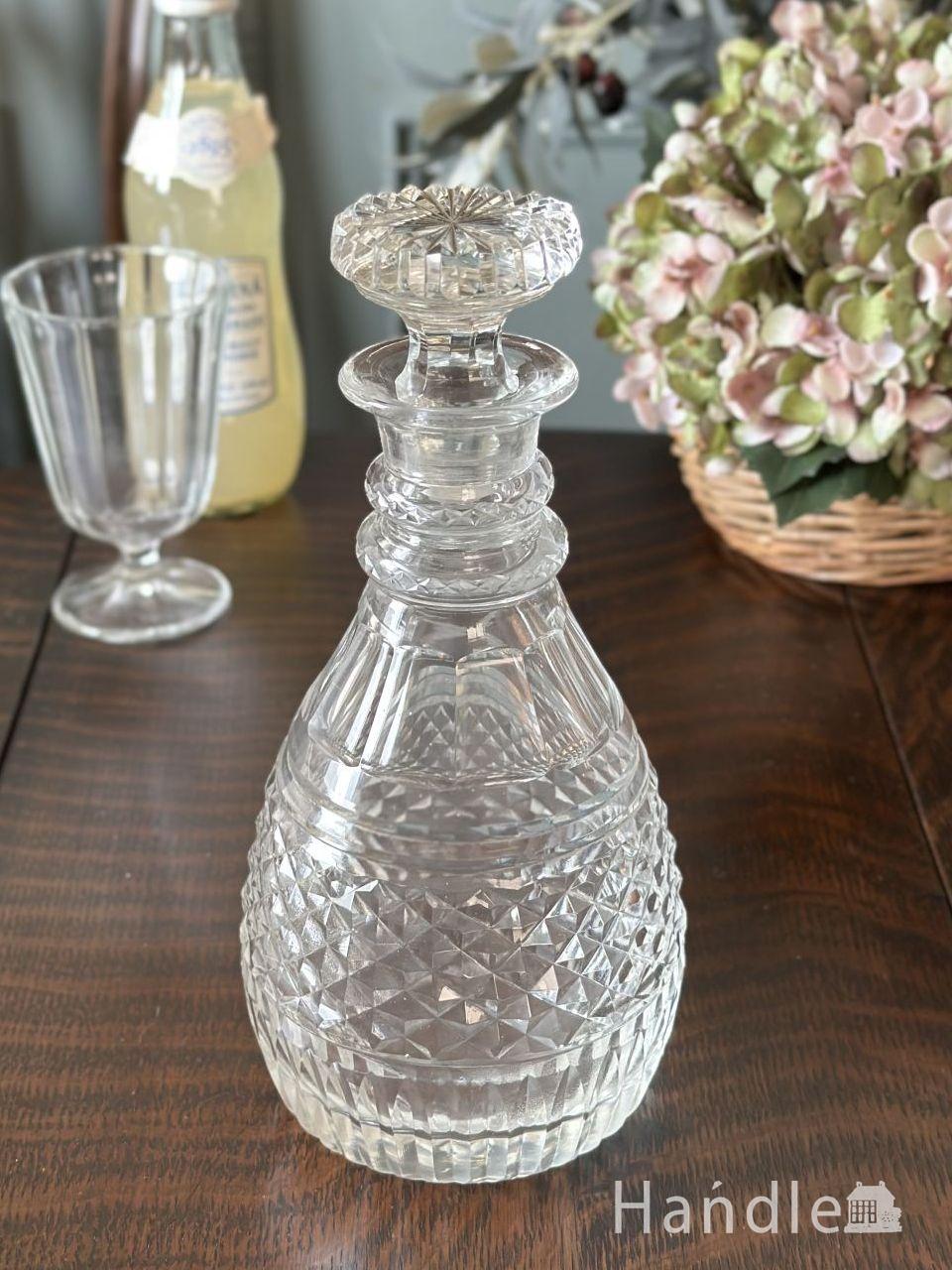 英国アンティークのプレスドグラス、大きなダイヤ形の型押しのガラス