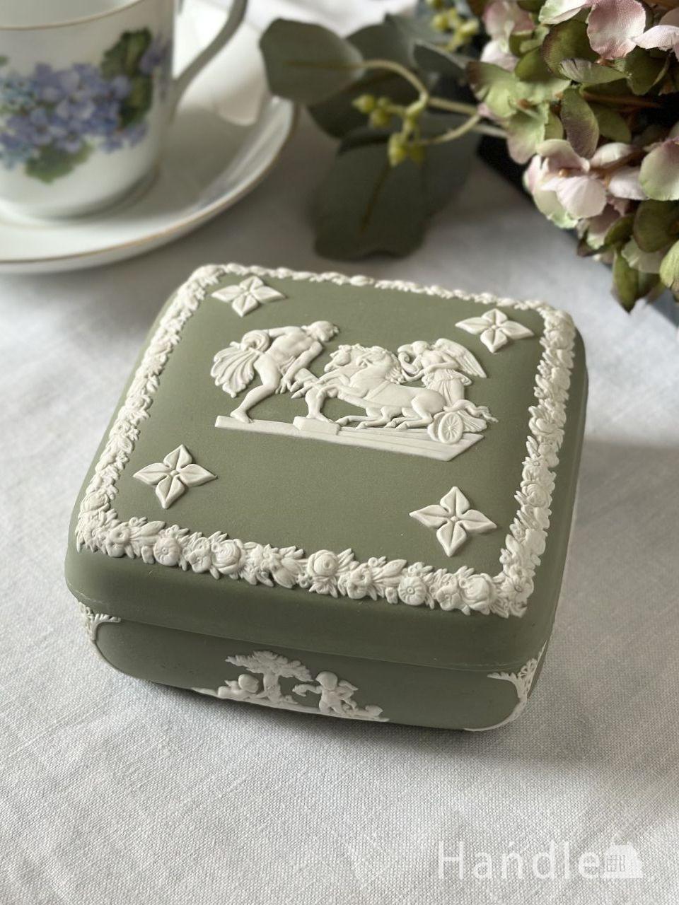 スクエア型のアンティークウェッジウッド、セージグリーン色の