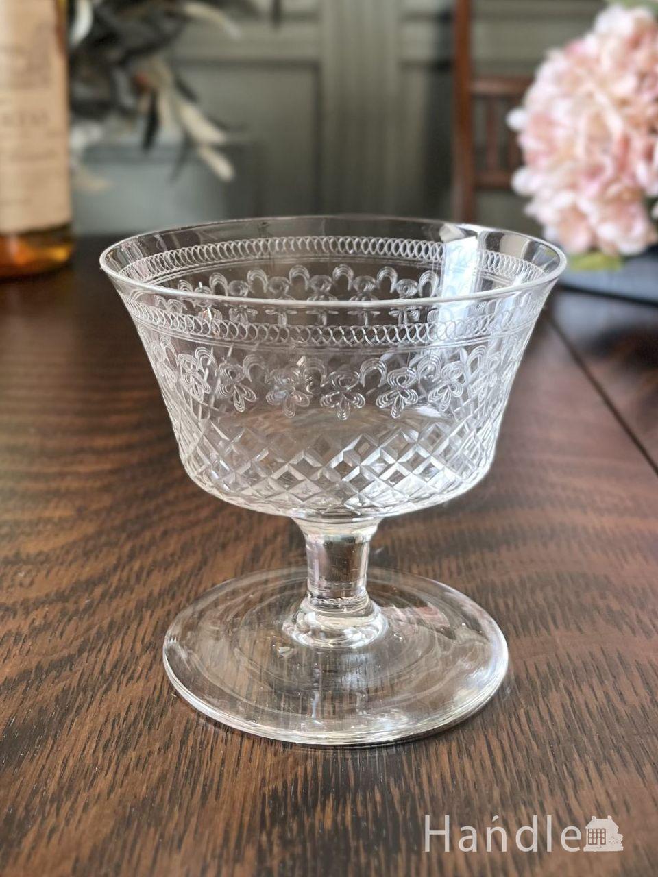 アンティークのガラス食器、輝くプレスドグラスの持ち手付きグラス