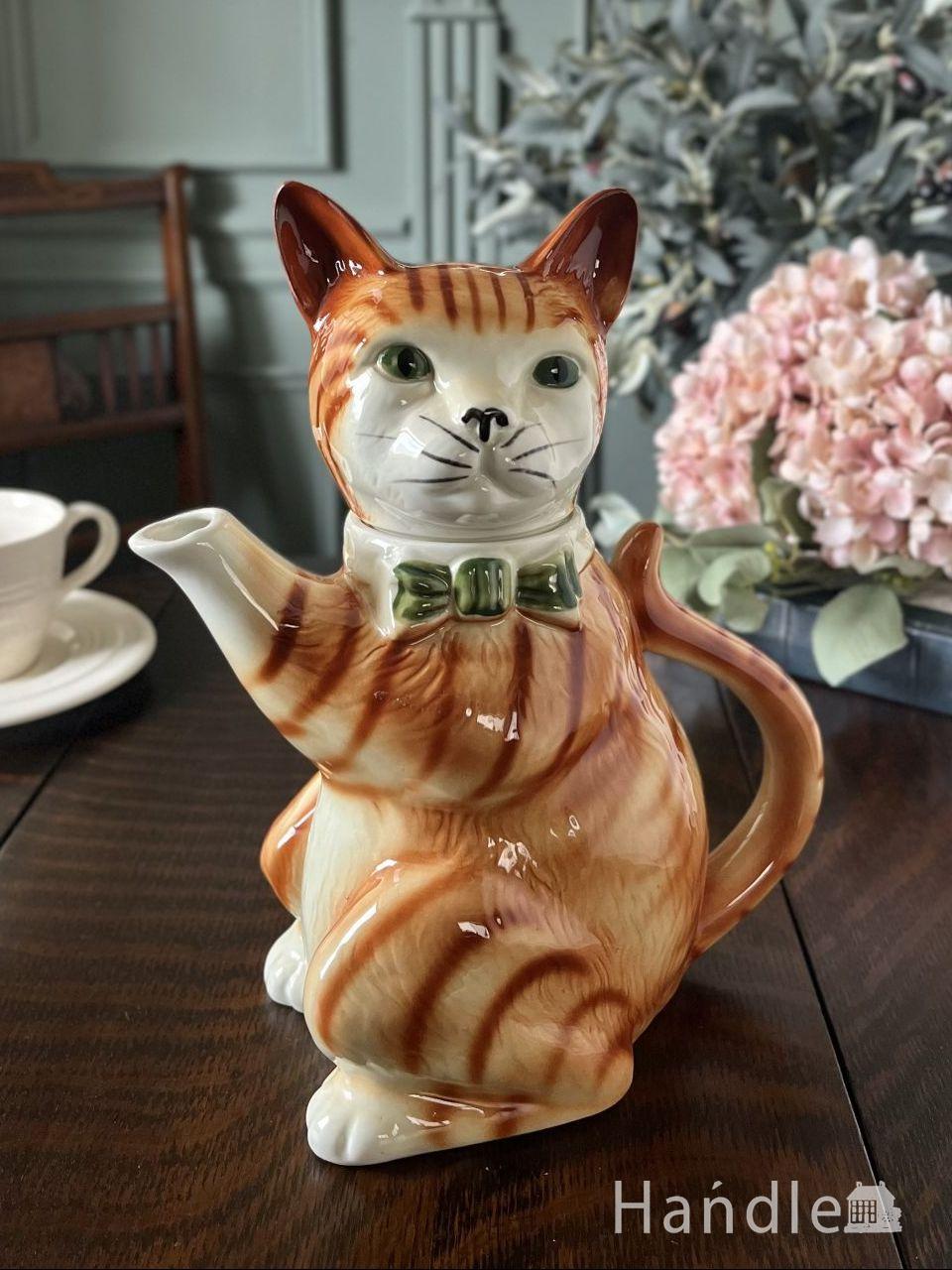 英国から届いたロイヤルアルバートのティーポット、華やかなバラの模様