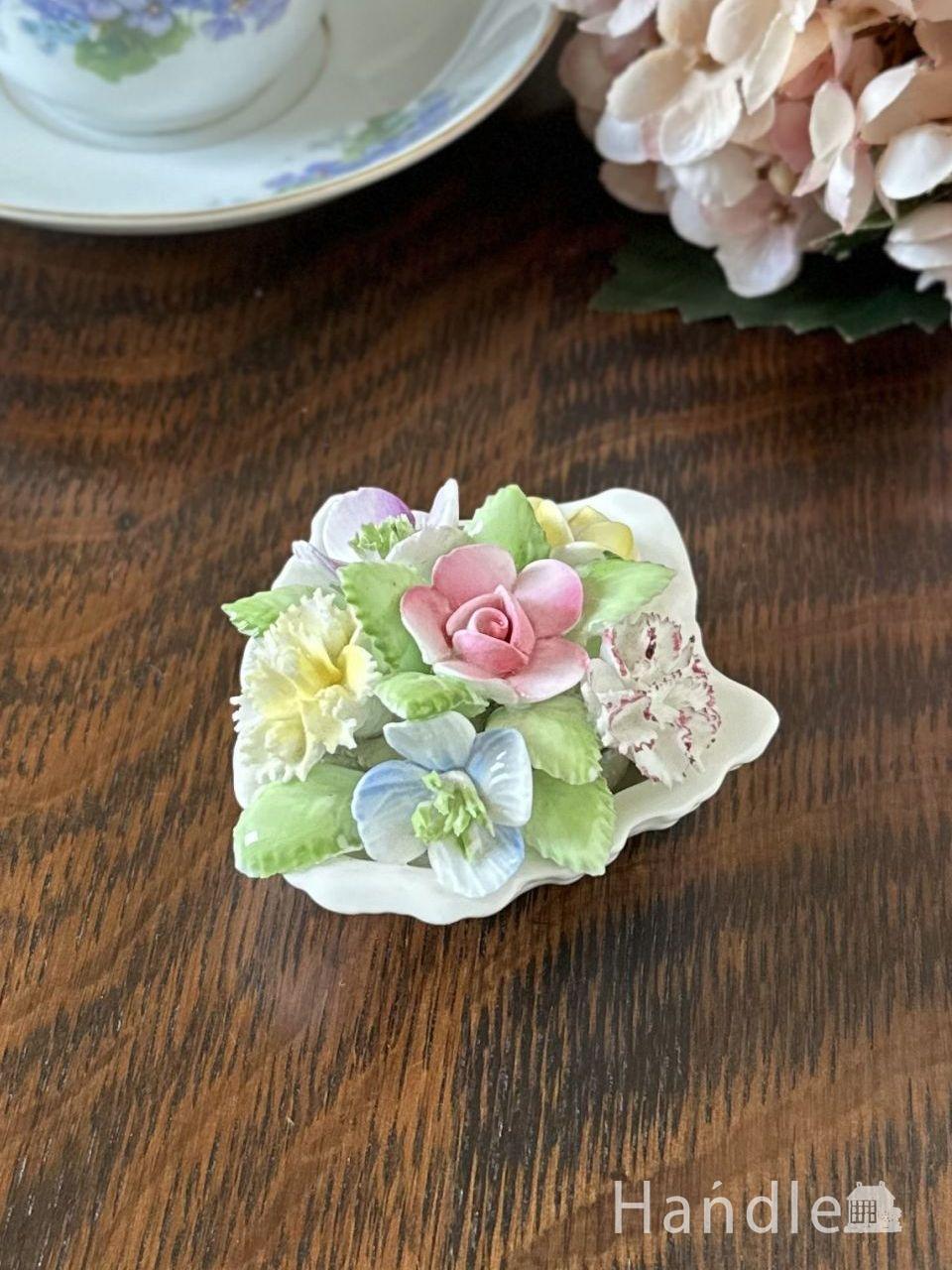 貝殻の中に入ったアンティークの陶磁器のお花、ロイヤルドルトン社の