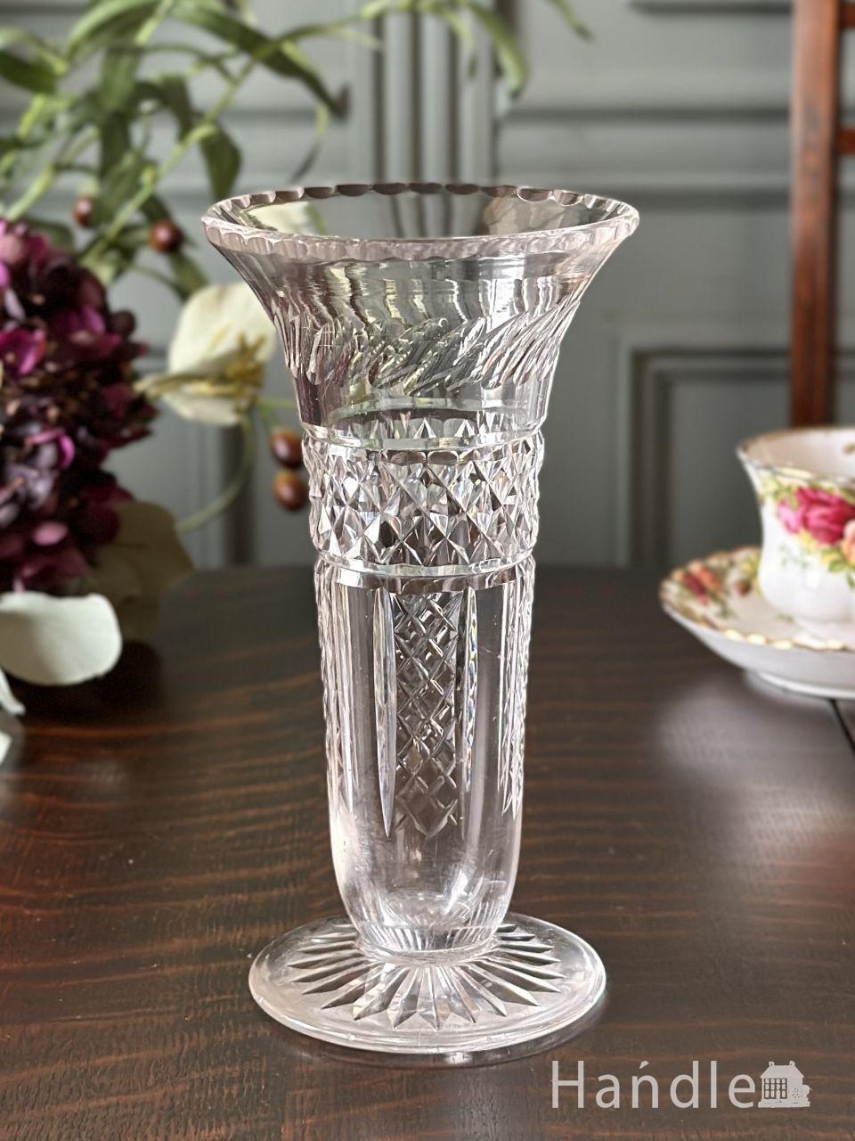 幾何学模様の型押しがカッコいい花瓶、アンティークプレスドグラスの