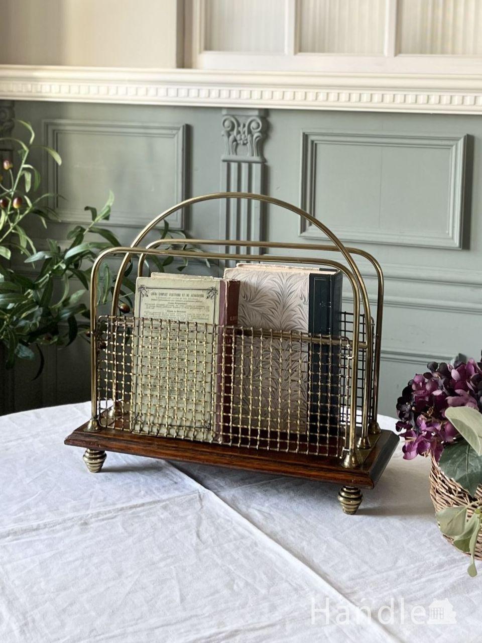 アンティークのマガジンラック、たっぷり収納できるコンパクトサイズの