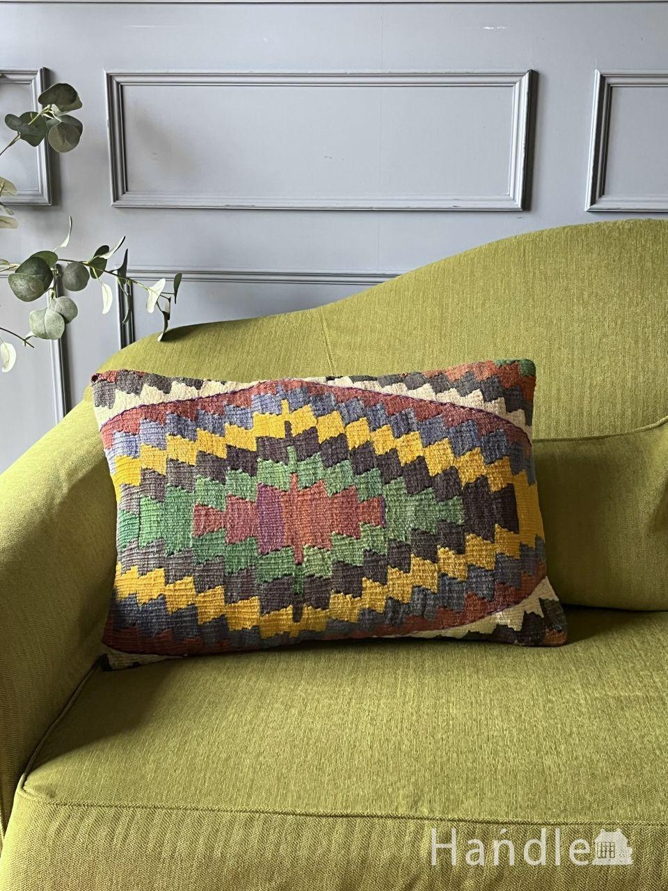 オールドキリムのおしゃれなクッションカバー、フェターモチーフの