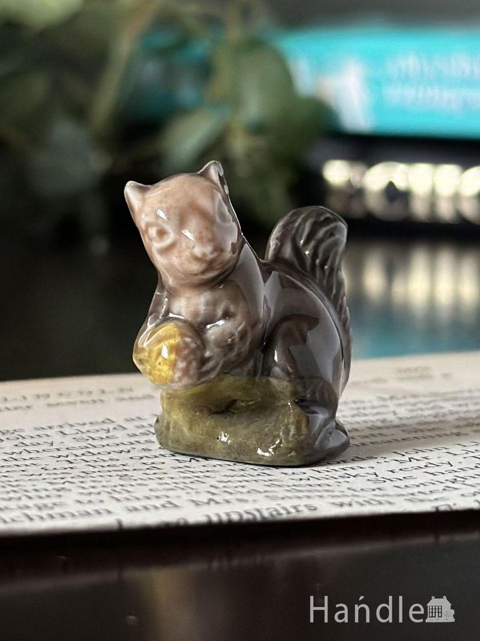 イギリスで見つけたWADEのリス、Whimsiesシリーズの陶器の置物(d-1888