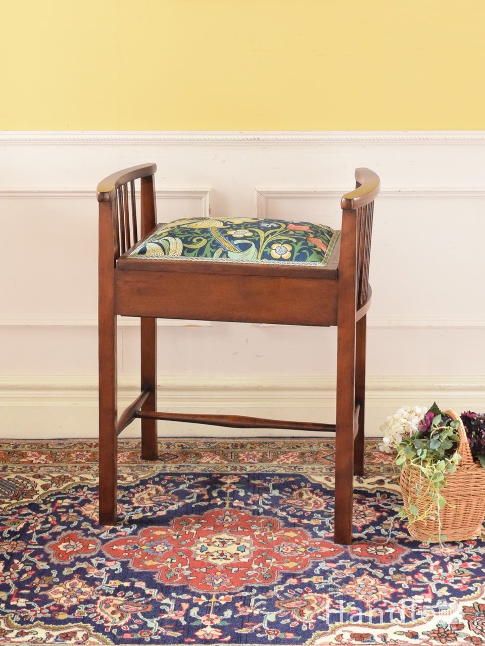 アンティークのベントウッドチェア、スラリと伸びた脚がおしゃれな