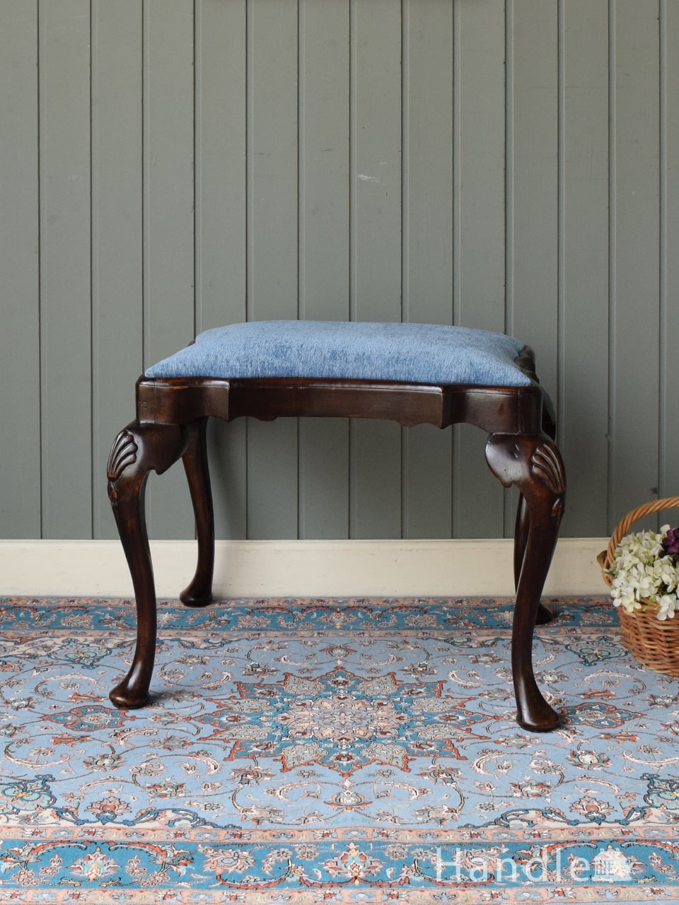 イギリスのアンティークチェア、プチポワンの刺繍の座面の美しい