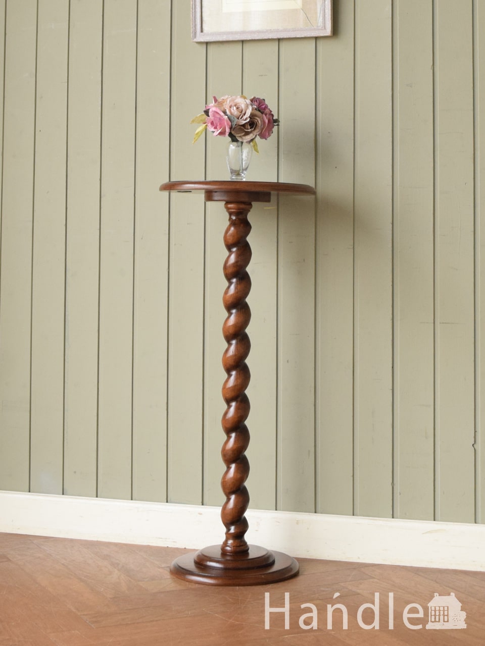 アンティーク調のおしゃれなプランツスタンド、ツイスト足が美しい