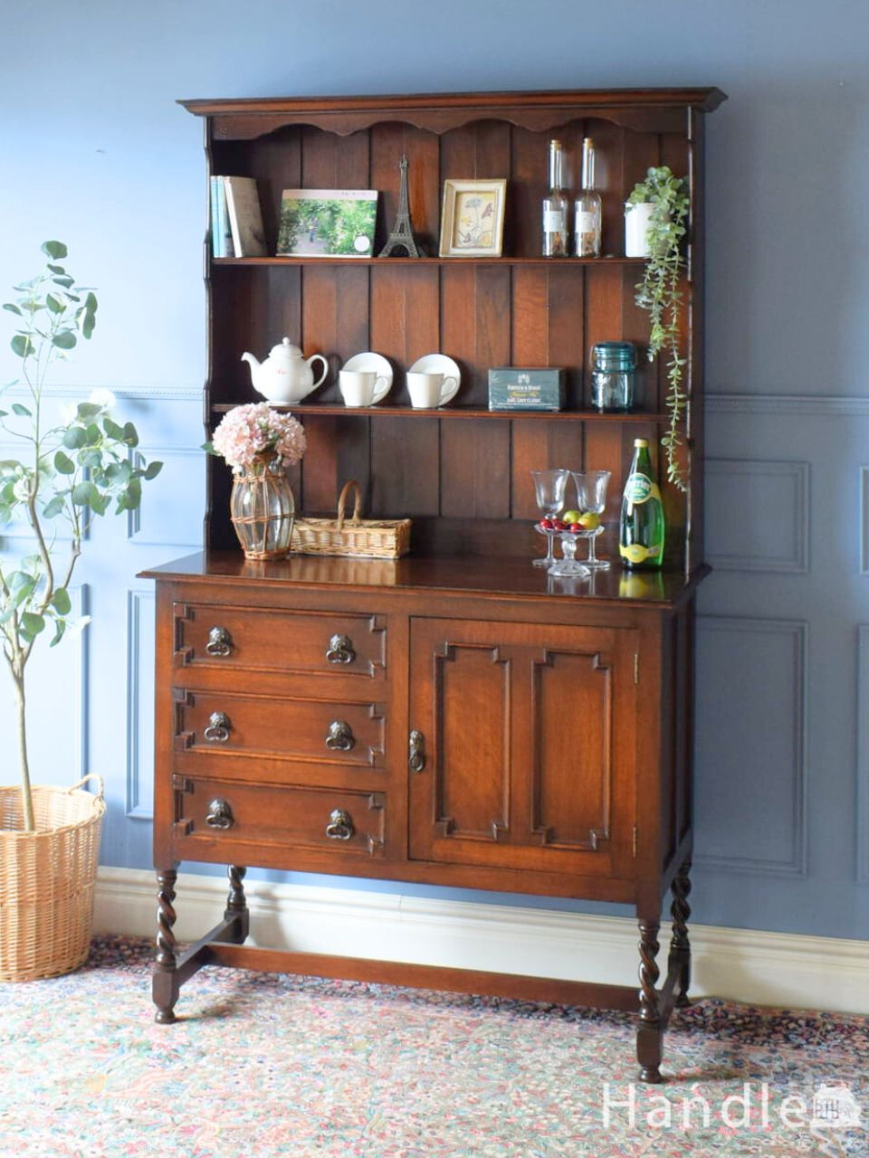 アンティークのおしゃれな本棚、便利に使えるマガジンラック付きの