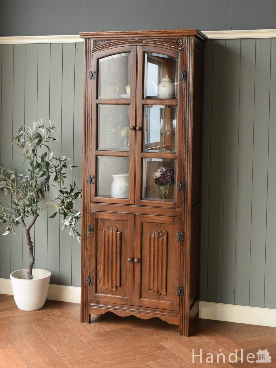 アンティーク家具屋が選んだ、おしゃれなアンティーク風のカップボード