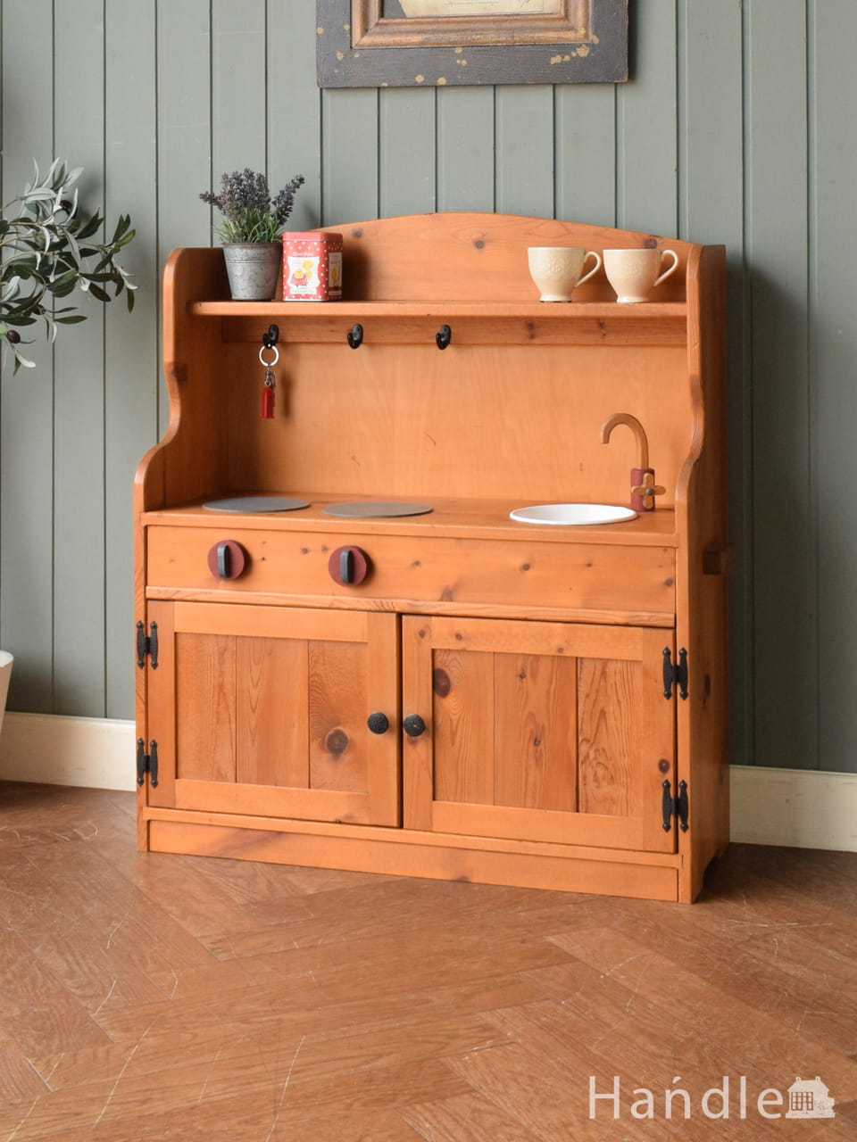 イタリアから届いたアンティーク調の家具、真鍮製の美しい足が