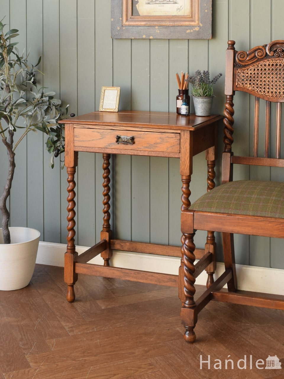 デスクに使えるアンティーク家具、引き出し付きのホールテーブル