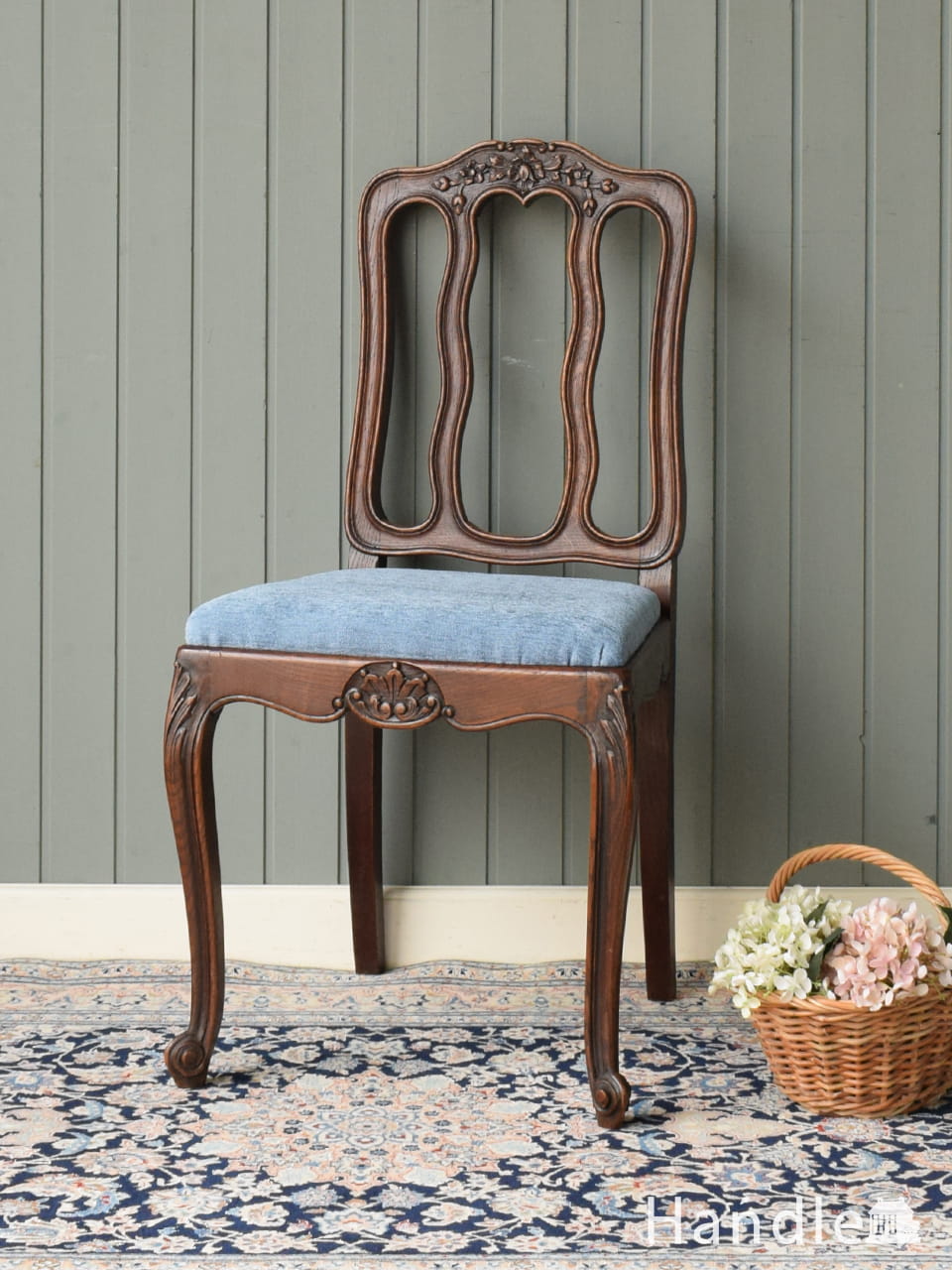 フランスから届いた美しいアンティークの椅子、猫足のダイニングチェア