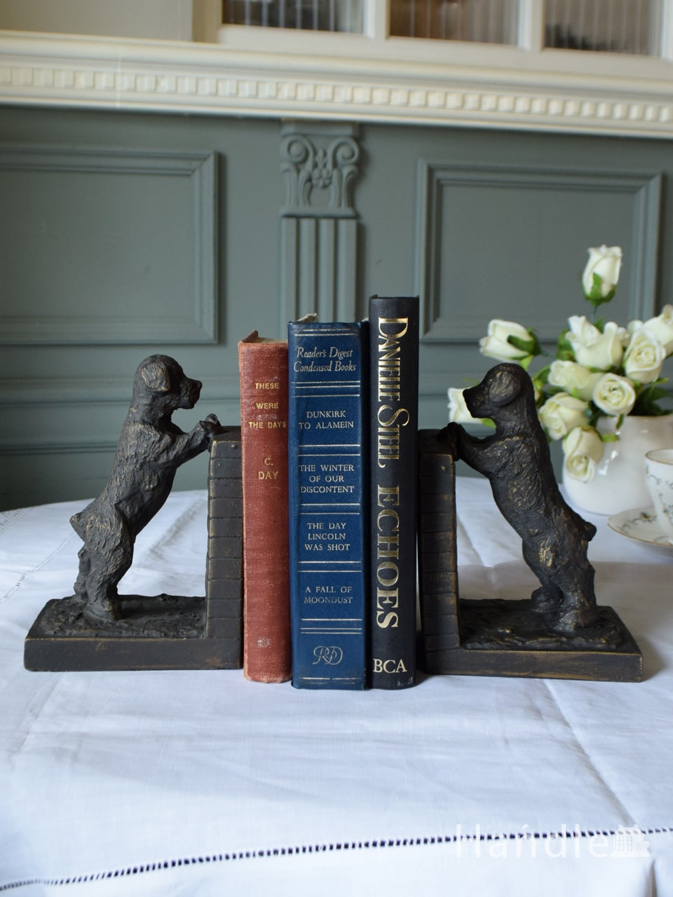 おしゃれなアンティーク調のインテリア雑貨、双子の犬が本を支える