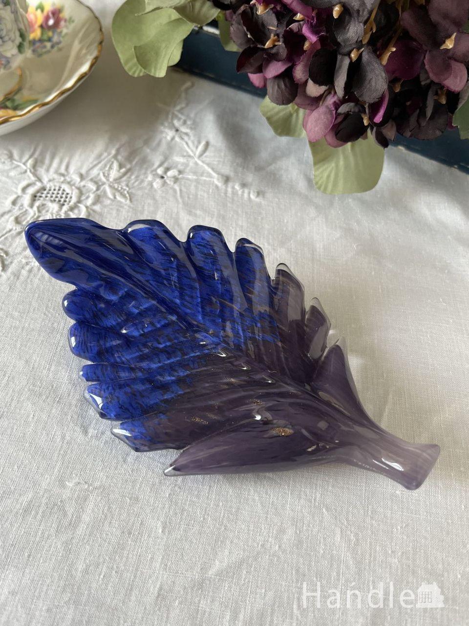 深いブルー色のオシャレなガラスオブジェ、リーフの形のアクセサリー