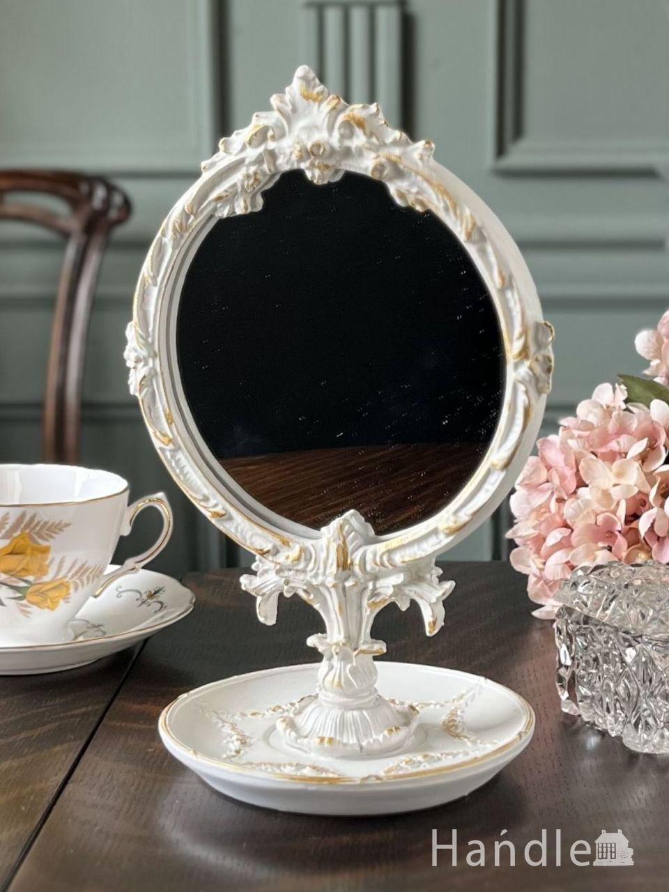 フランスアンティーク調の壁掛け鏡、ロココ調の装飾が入ったスクエア型