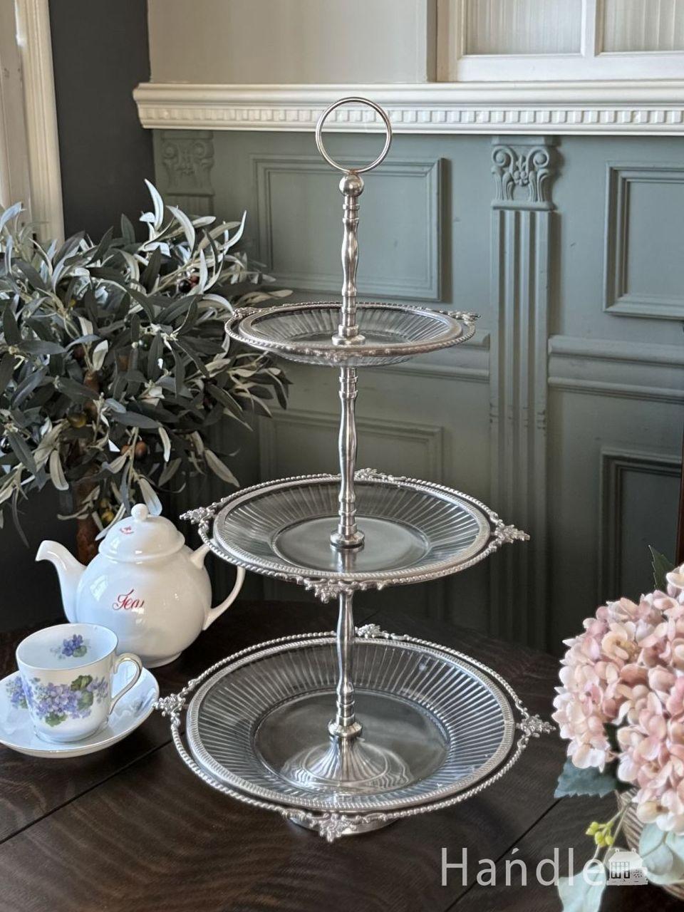 アンティーク調に仕上げたおしゃれなディスプレイ皿、シルバー色の装飾