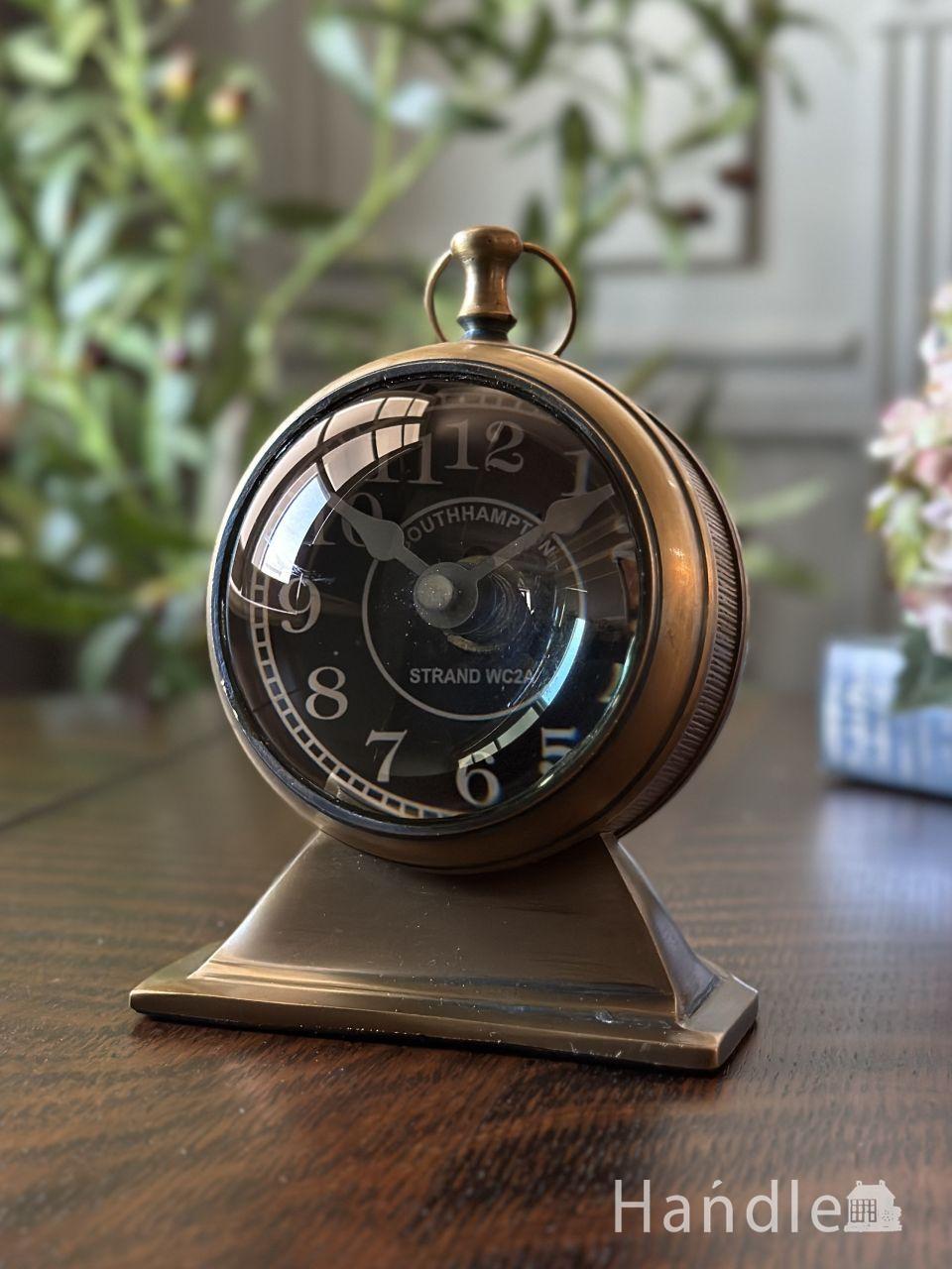 方位磁石がデザインされたアンティーク調の時計、ブロンズ色に輝く球型