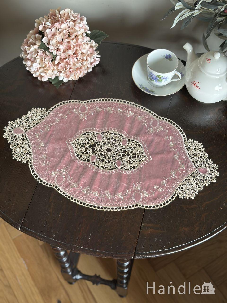 フランス風のおしゃれなテーブルクロス、華やかな刺繍の入った豪華な