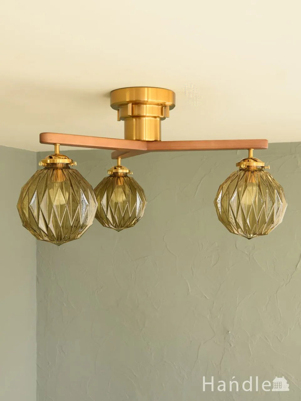 ビンテージ風のシーリングライト、アンバーガラスのシェードが