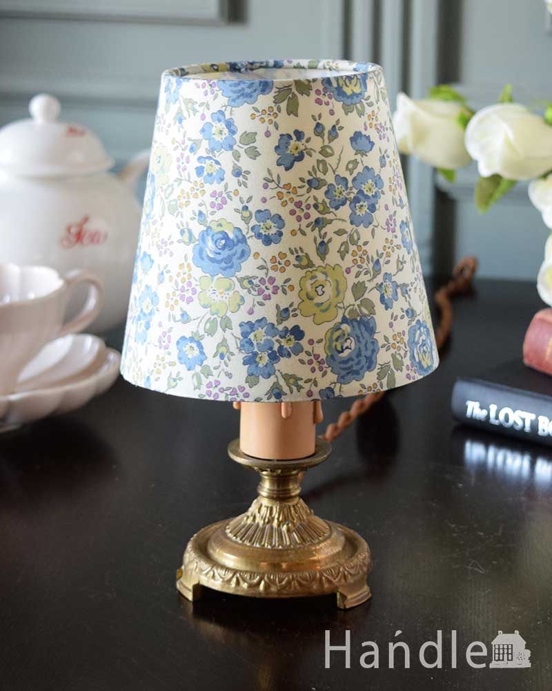 リバティプリントのシェードを被せたおしゃれな照明、真鍮製のテーブル