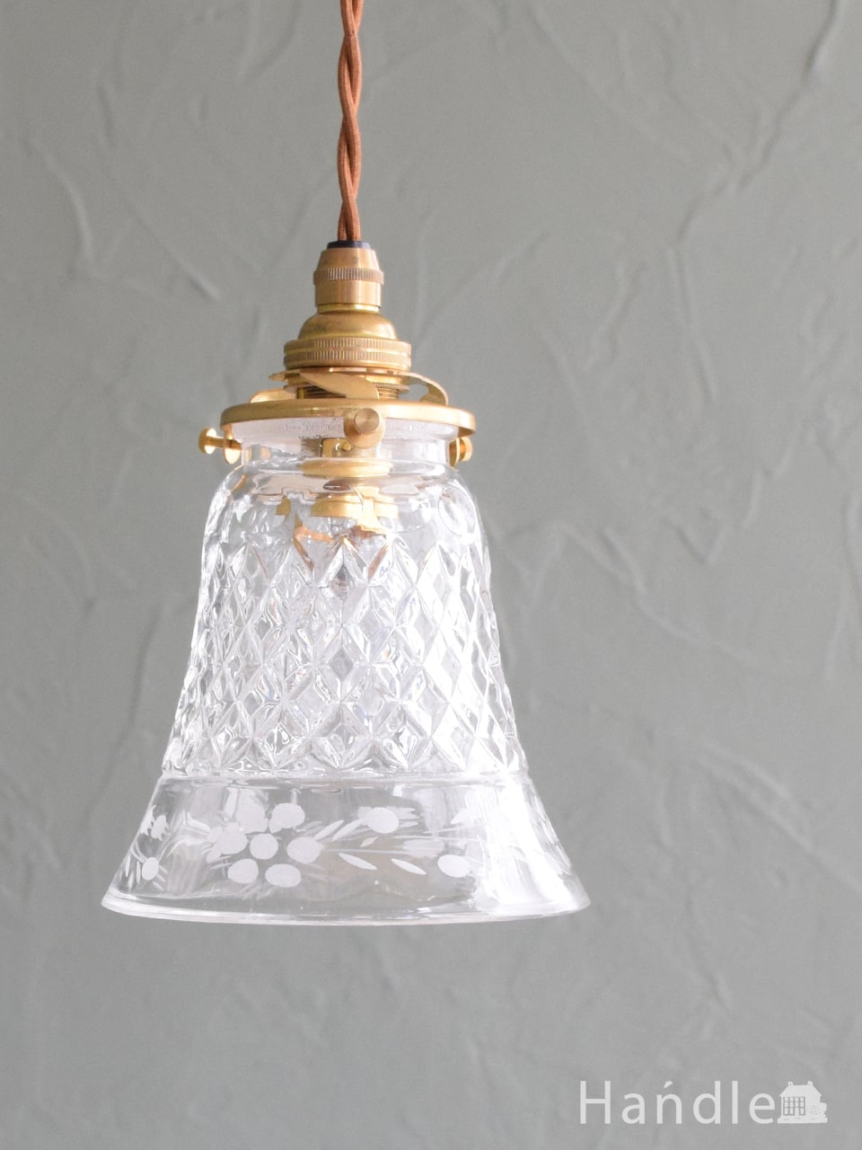 お花の模様が浮かび上がるガラスシェードのペンダントライト（コード
