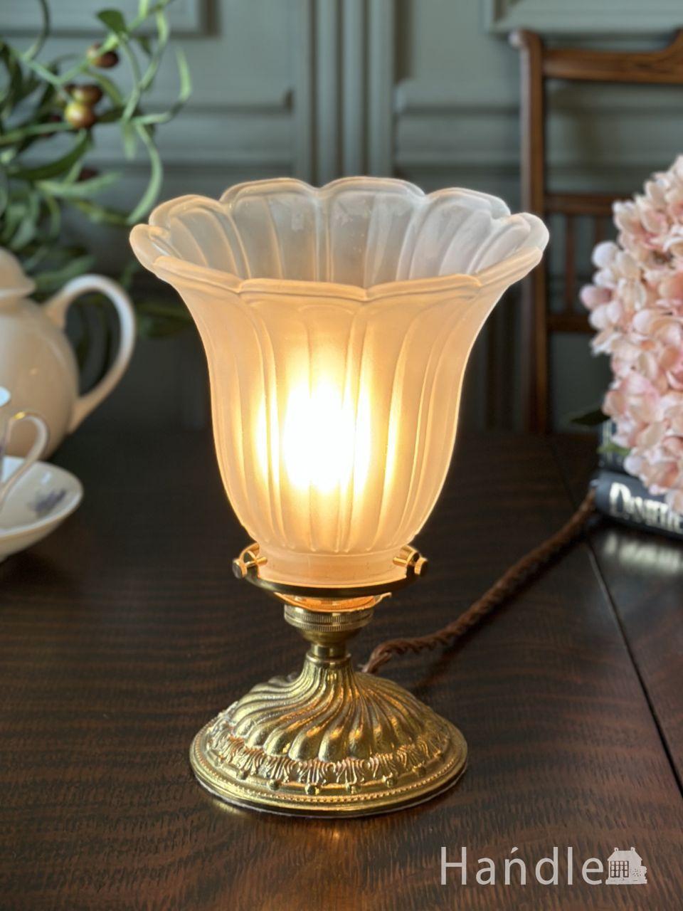 イギリスから届いた気軽に使えるアンティーク照明、落ち着いた色に輝く