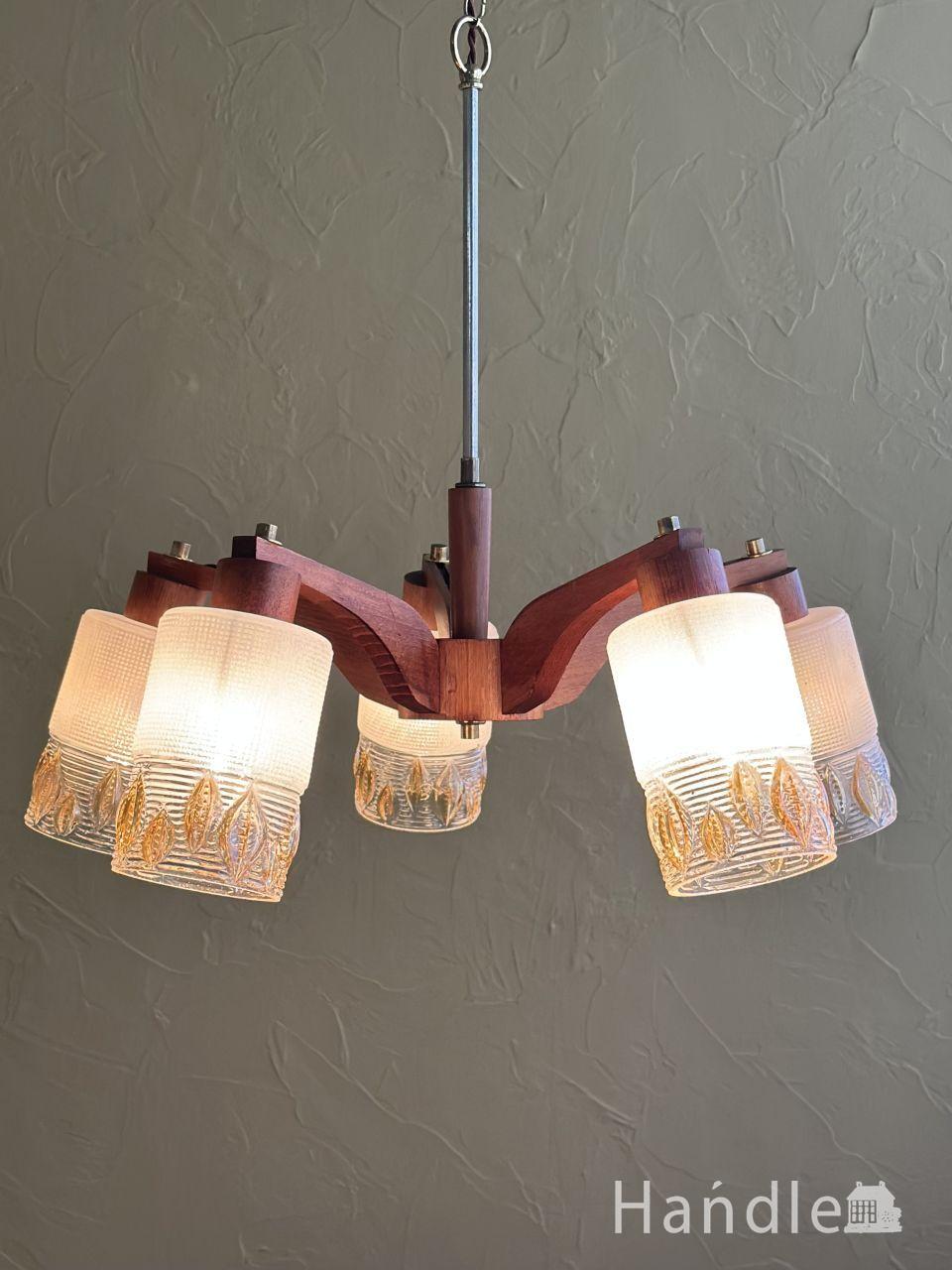 フランスのおしゃれな4灯シャンデリア、紫のバラが咲き誇る