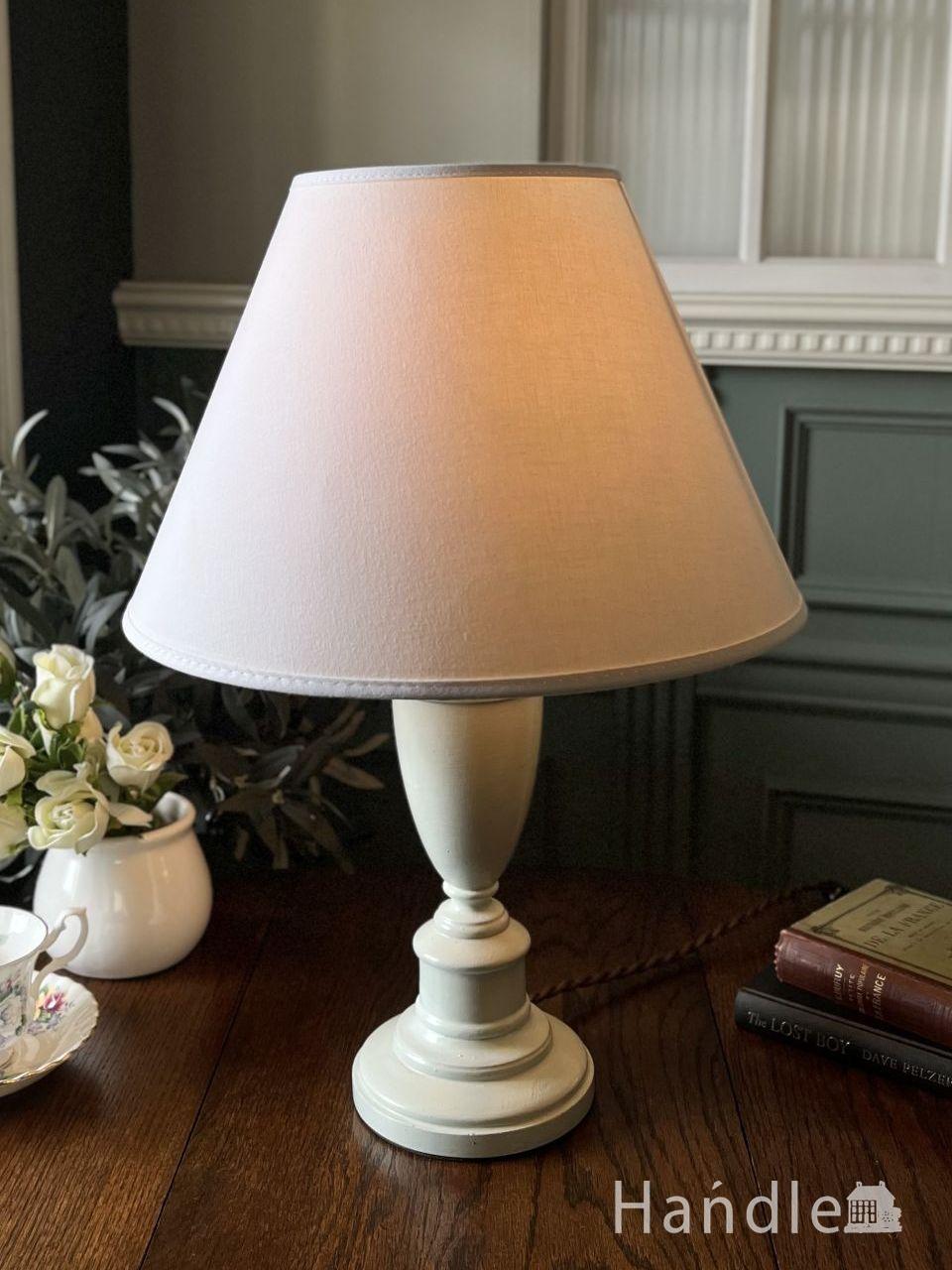 英国インテリアのアンティーク照明、大人の花柄がオシャレなテーブル