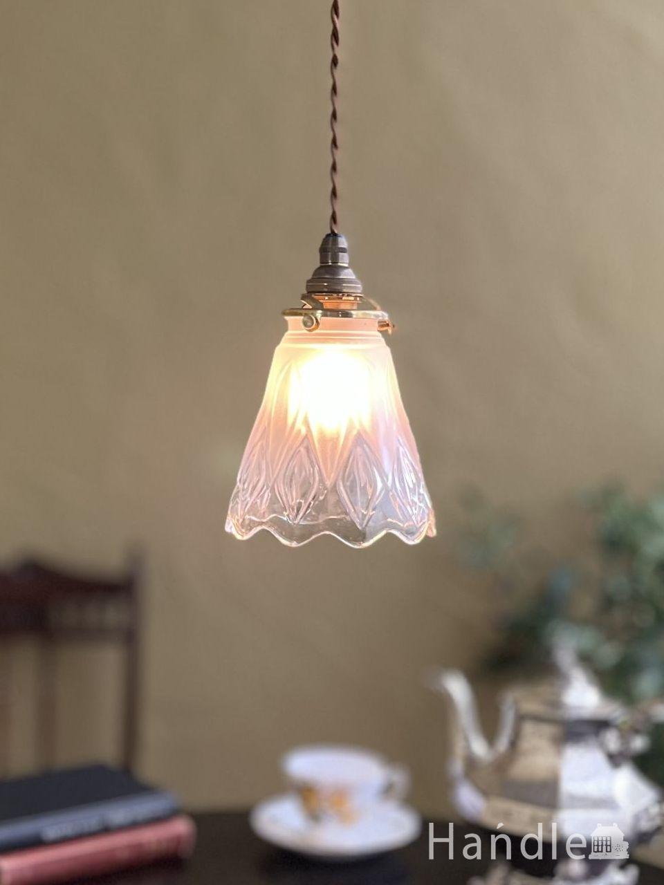 リーフの模様が美しいフロストガラスシェードのペンダントライト