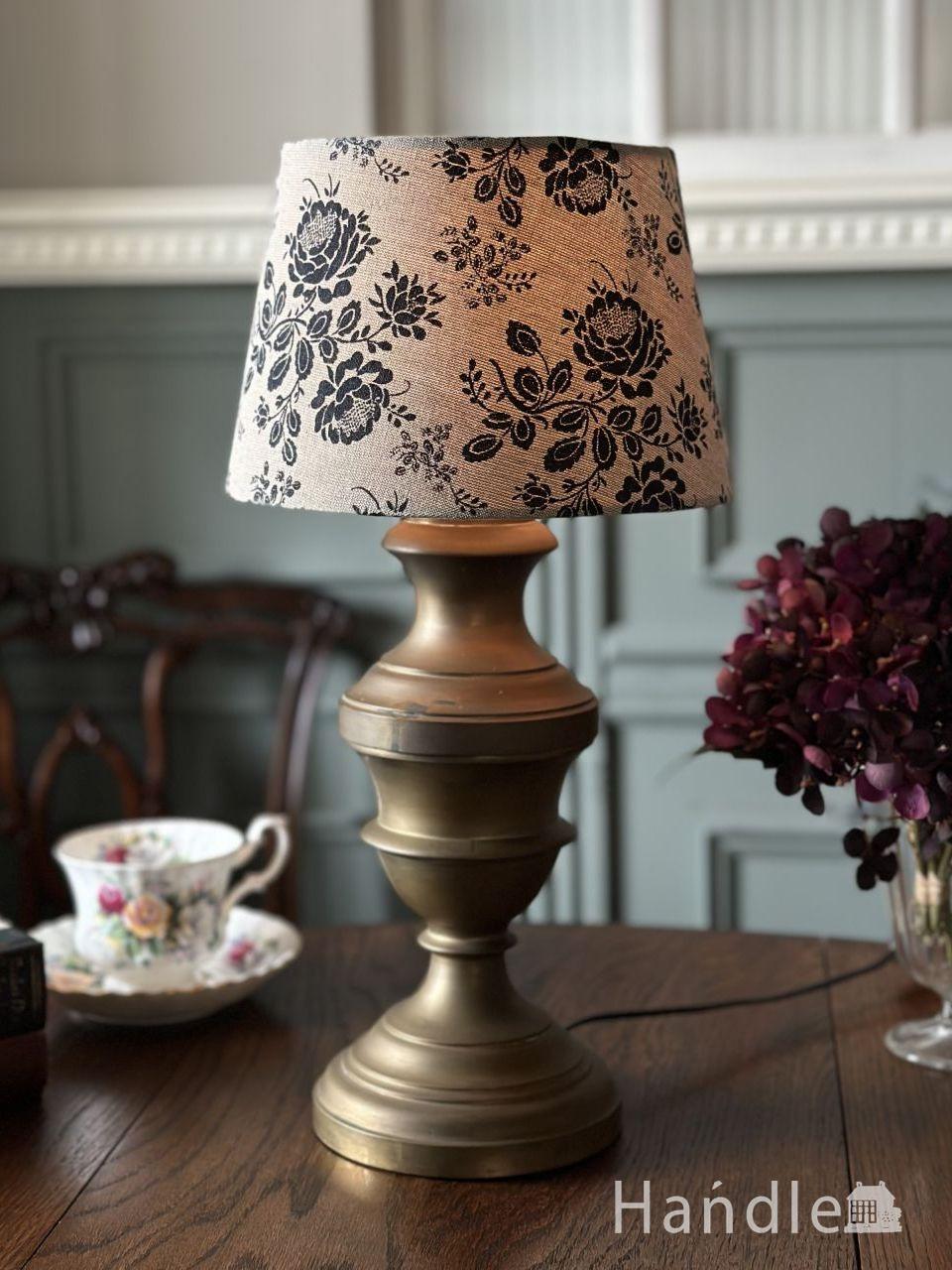 イギリスで見つけた真鍮製のアンティークテーブルランプ(E17・丸球付き