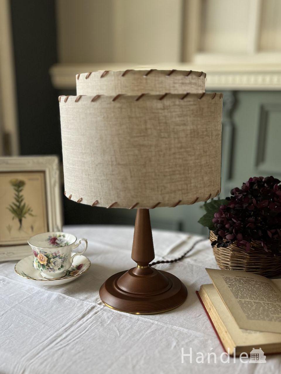 赤いローズのシェード コントワール・ド・ファミーユのテーブルランプ