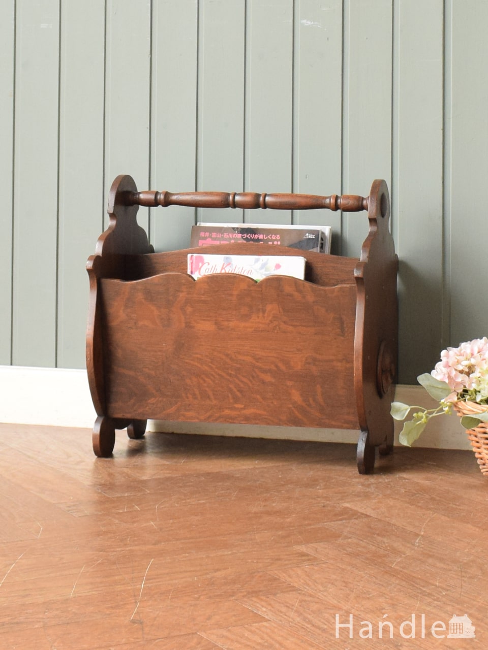 英国のアンティーク家具、天板や棚に物が飾れる木製のマガジンラック(j