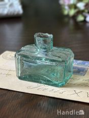 アンティークのおしゃれなガラスボトル、エンボス入りのガラス瓶(m