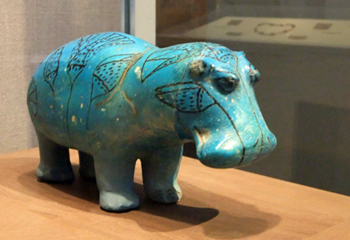 ニューヨーク メトロポリタン美術館で青いカバ「ウィリアム君」をお