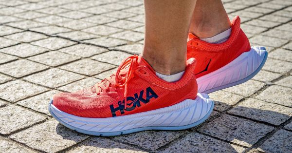 ホカ オネオネのカーボンプレート搭載シューズ「CARBON X 2」が