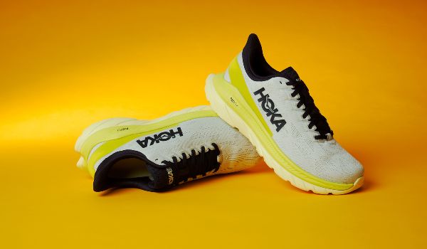ホカ オネオネ のシューズをエネルギーを黄色で表現したカラー