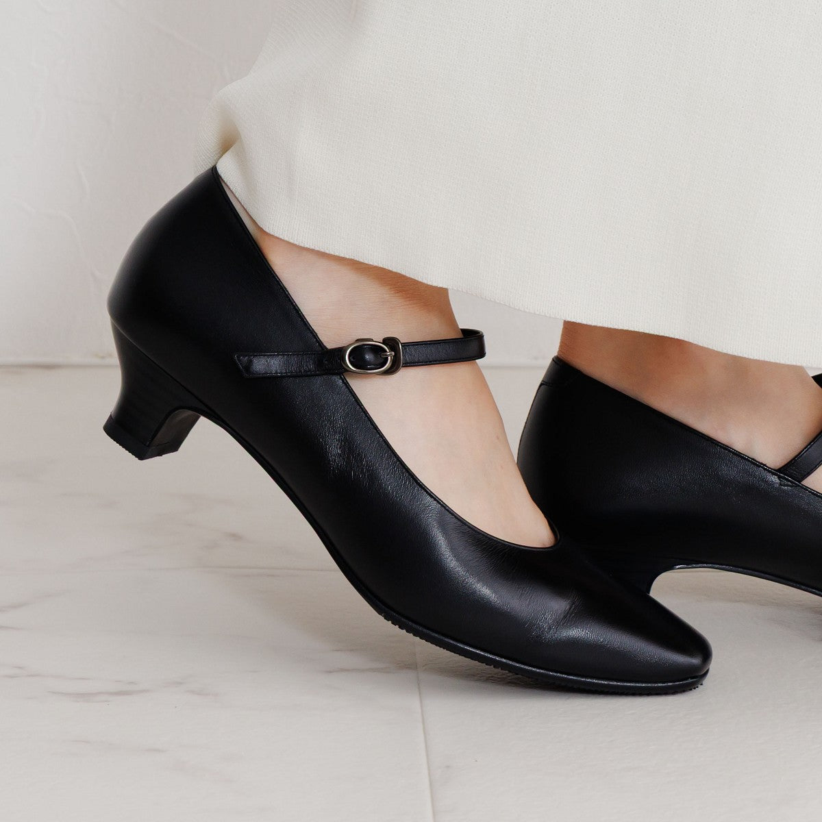 3.5㎝ヒールストラップ付ブラックパンプス/600005