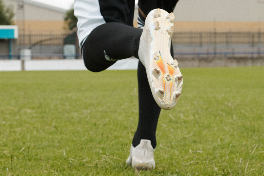 光を通すアッパーの軽量モデル「X GHOSTED」登場 久保建英選手着用