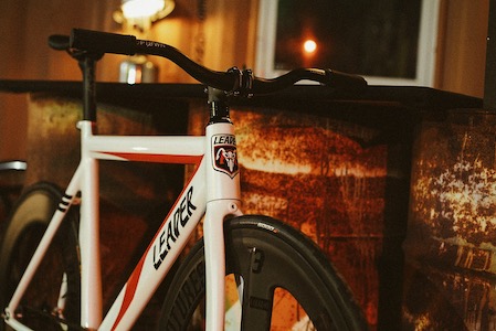 LEADER®」のピストバイクがサイクロン号に 仮面ライダーとコラボ