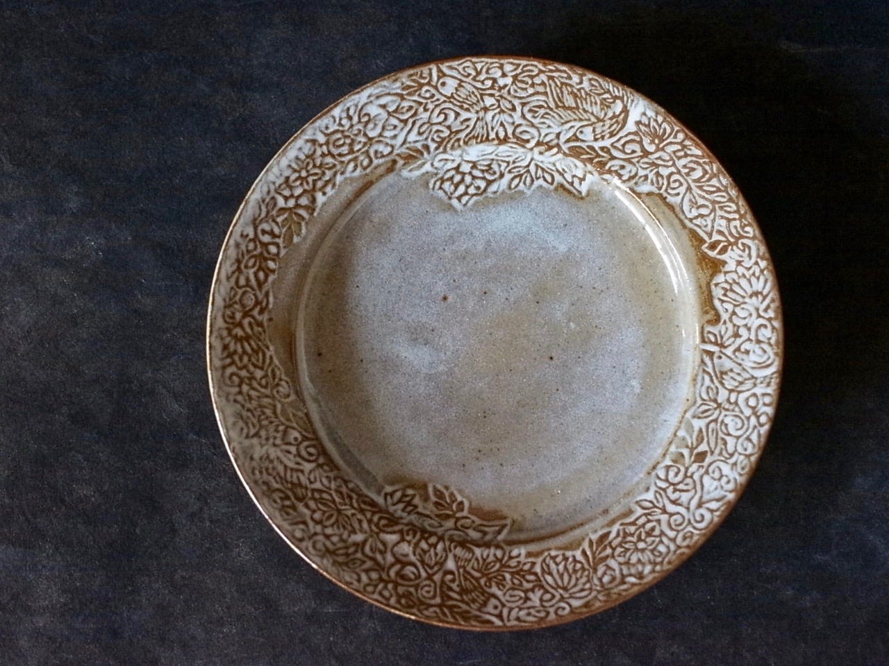 陶芸作家・岳中爽果さん｜洋のモチーフ、和の色調。大切に使いたい