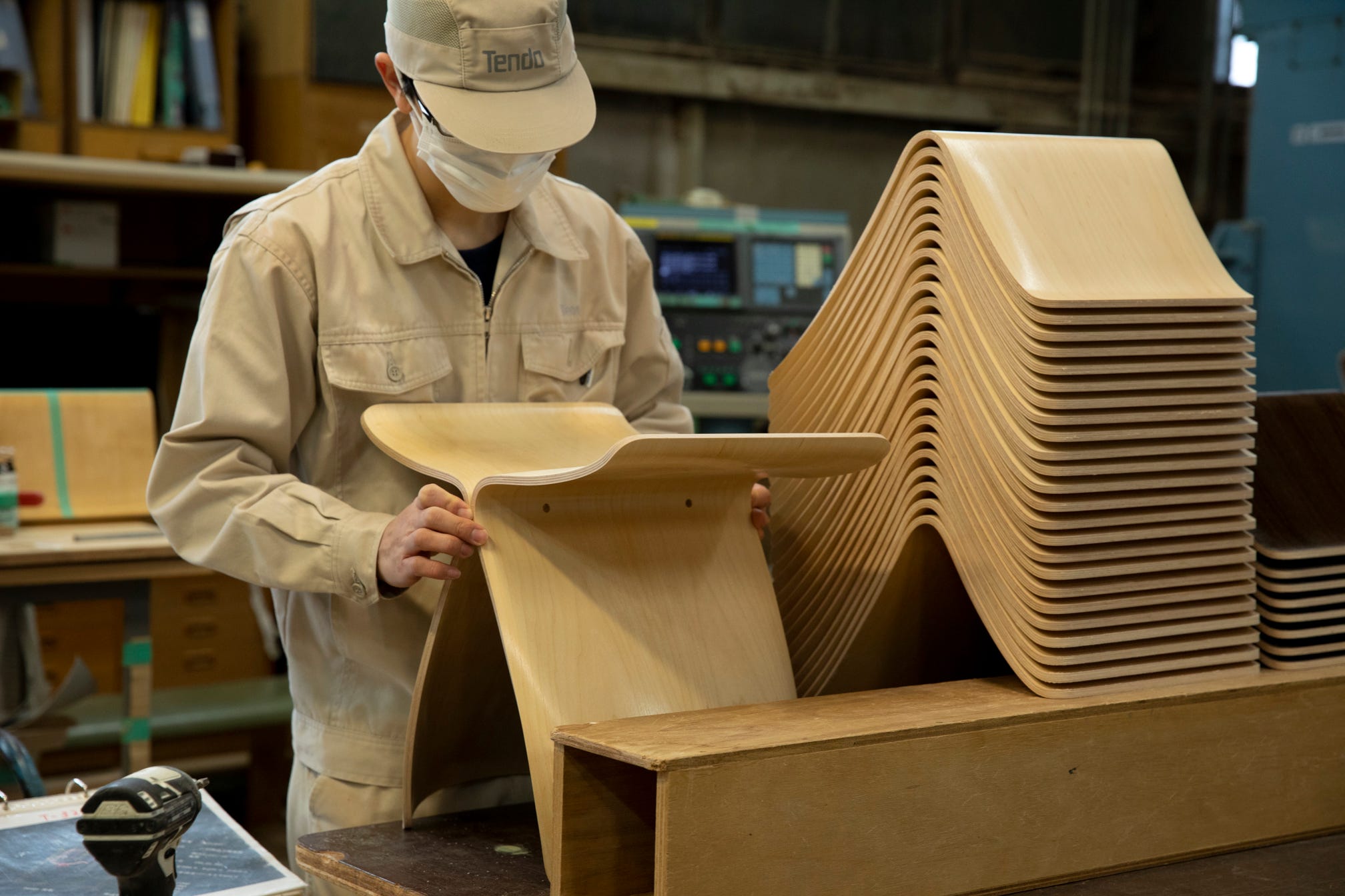 名作家具が生まれる場所。天童木工の本社に潜入！