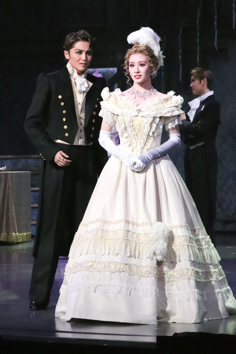 星組「夜明けの光芒」大阪公演が開幕 暁千星が「大いなる遺産」の宝塚