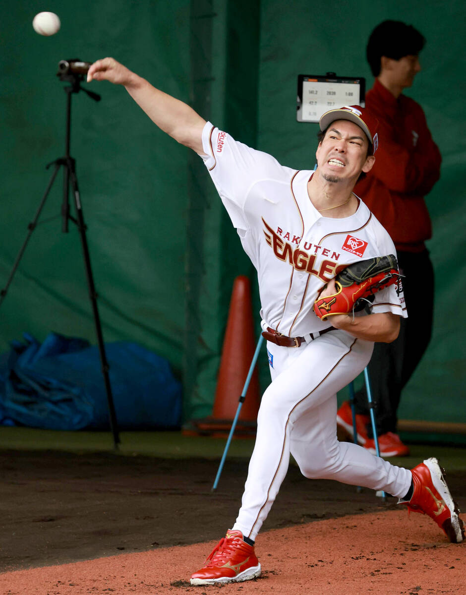 楽天】 前田健太が背番号と同じ18球 キャンプ初日からブルペン入り