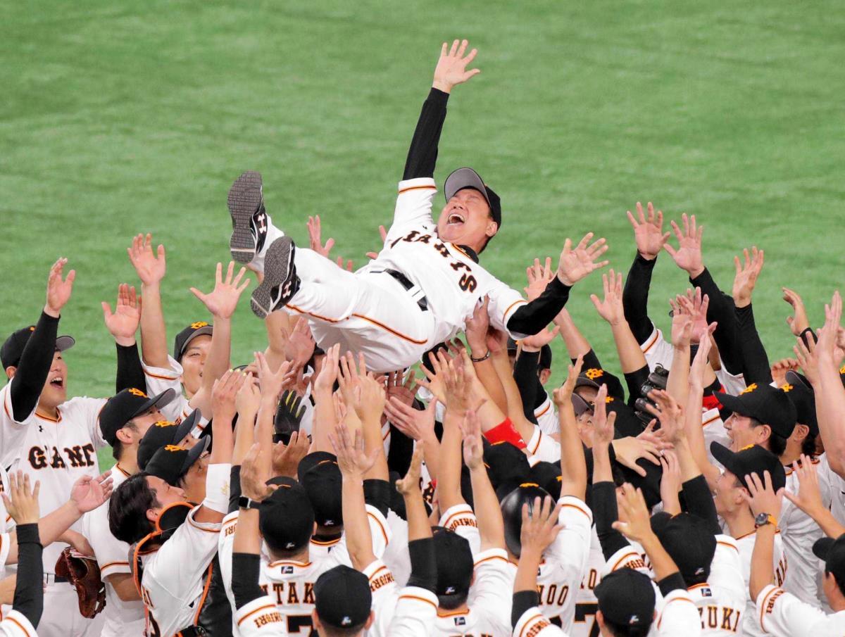 巨人】優勝時の胴上げ実施、カメラ装着選手が間近で撮影…ファンと喜び